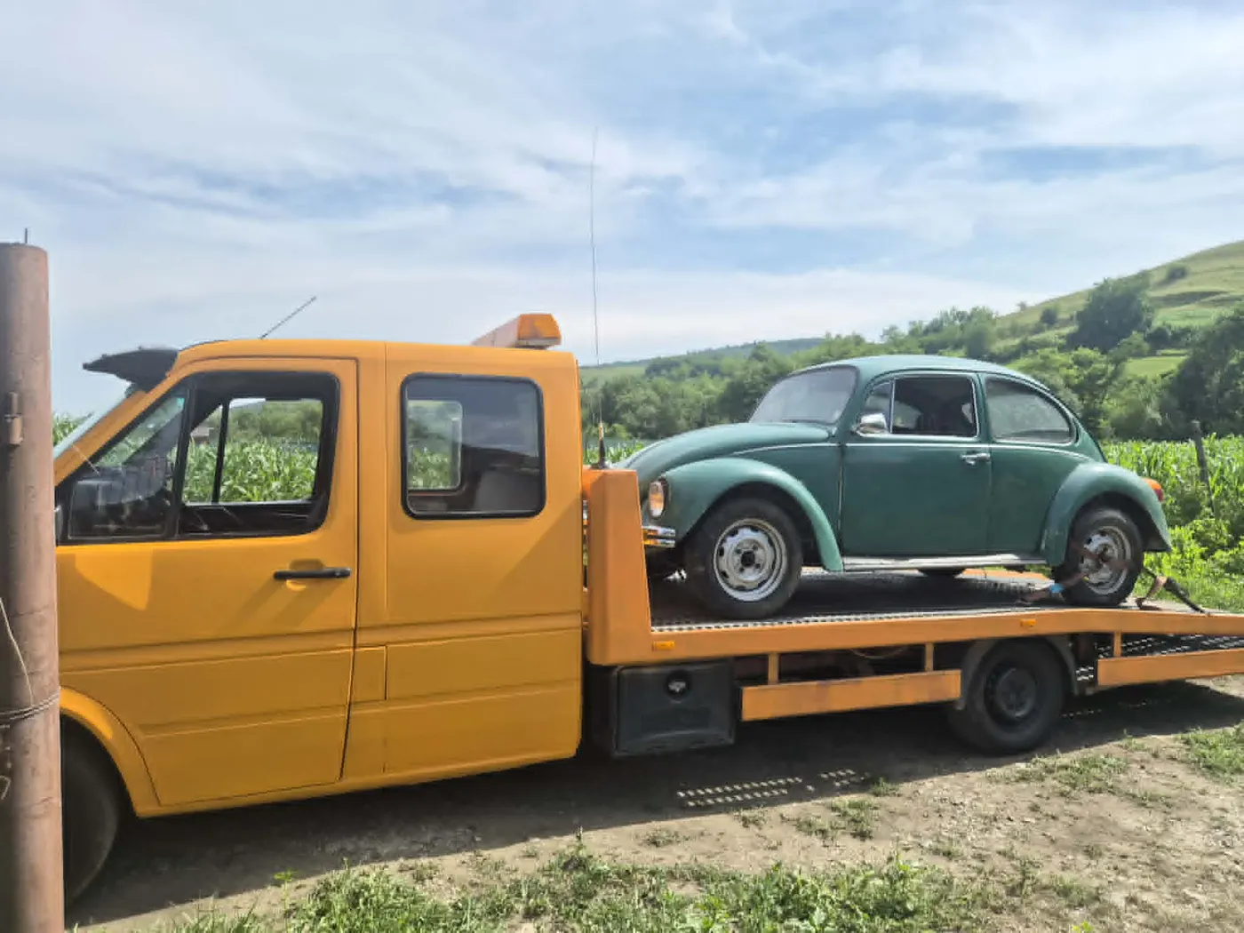 Autoplatformă ASI TRANS tractând un autoturism în județul Mureș