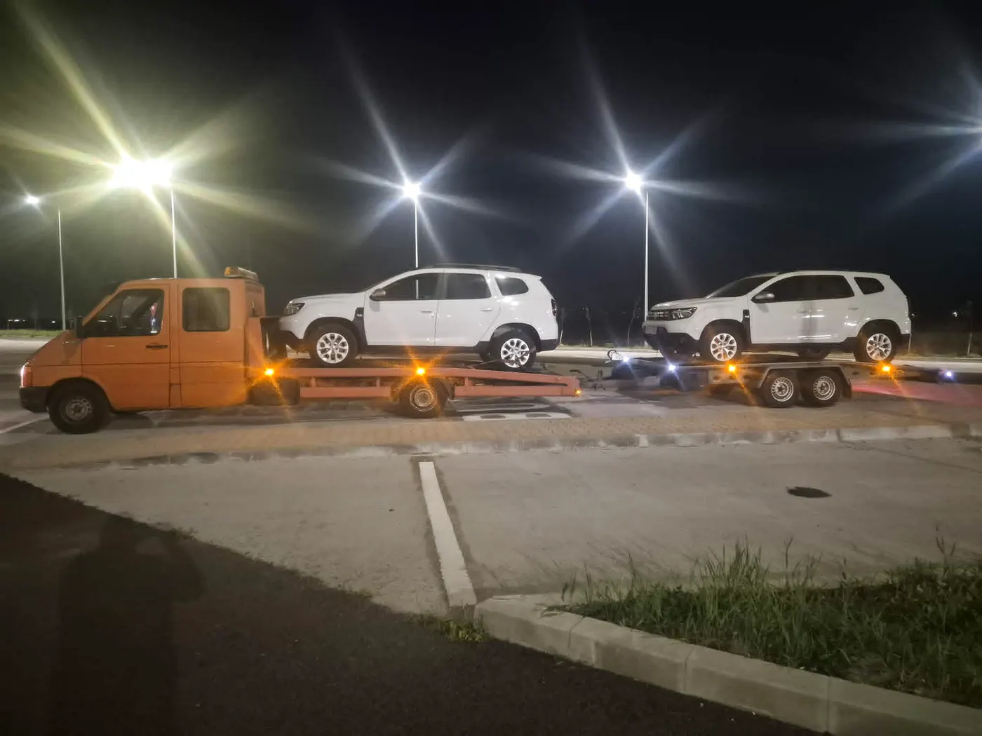 ASI TRANS transportând două autoturisme pe platformă și remorcă